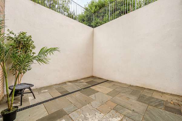 Flat Rosemont Road in Greater London