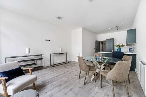 Flat Rosemont Road in Greater London
