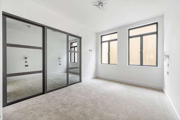 Flat Rosemont Road in Greater London