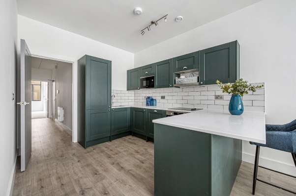 Flat Rosemont Road in Greater London