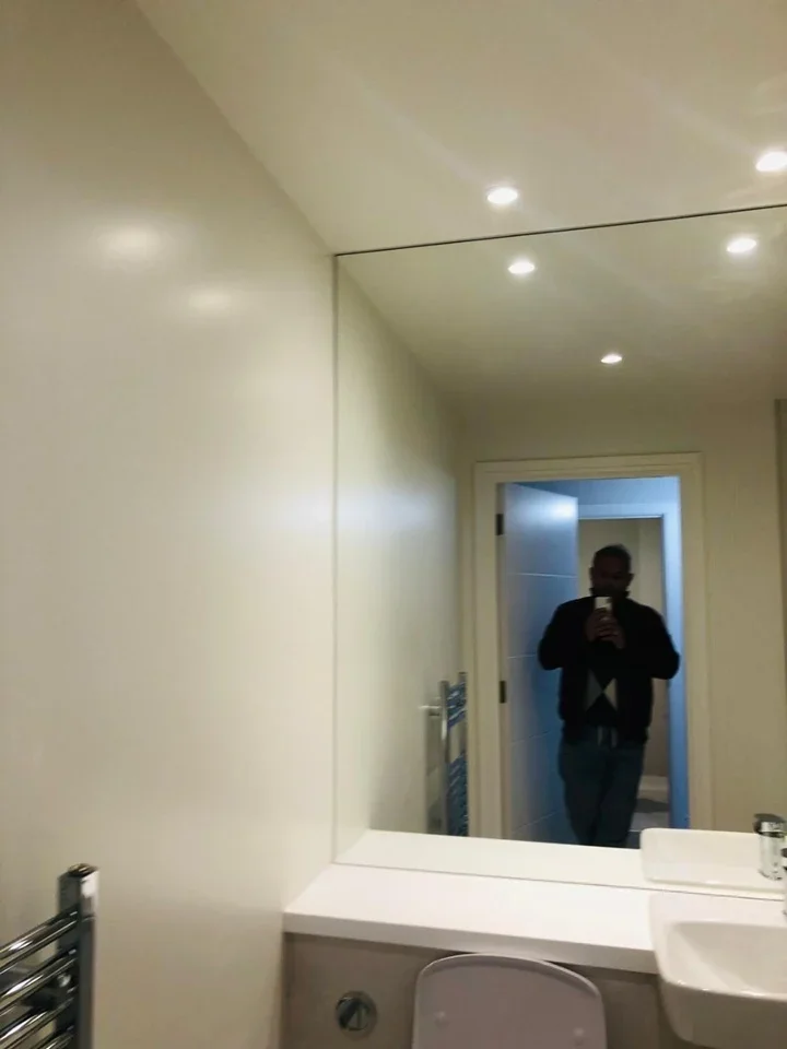 Room Ealing Road in Greater London