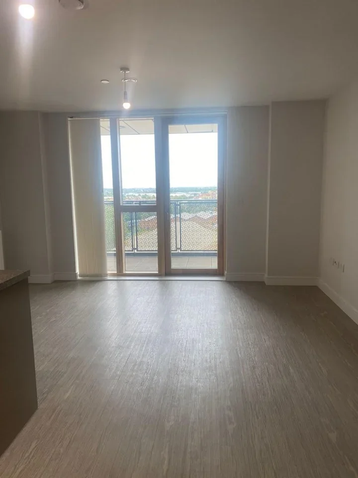 Room Ealing Road in Greater London