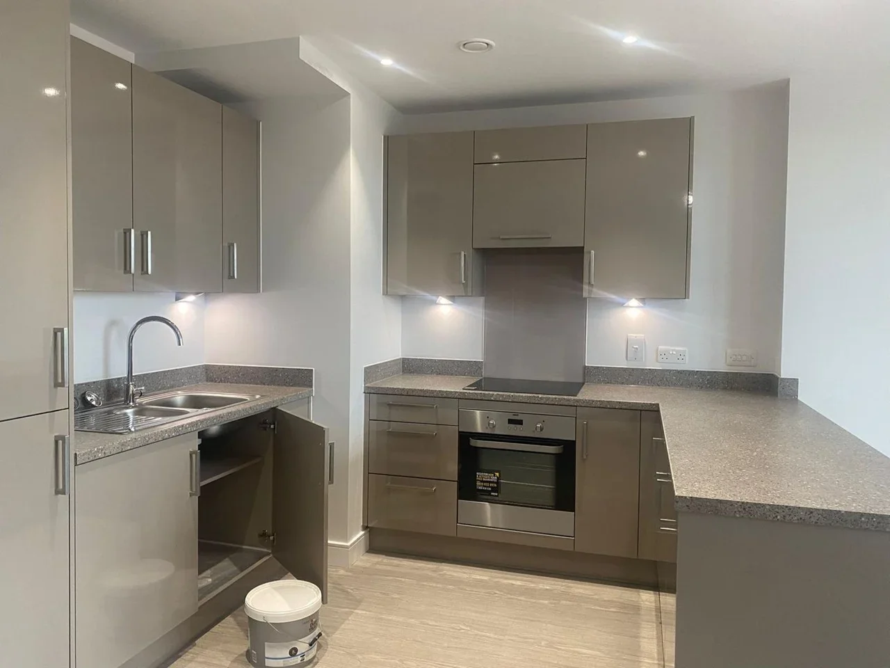 Room Ealing Road in Greater London