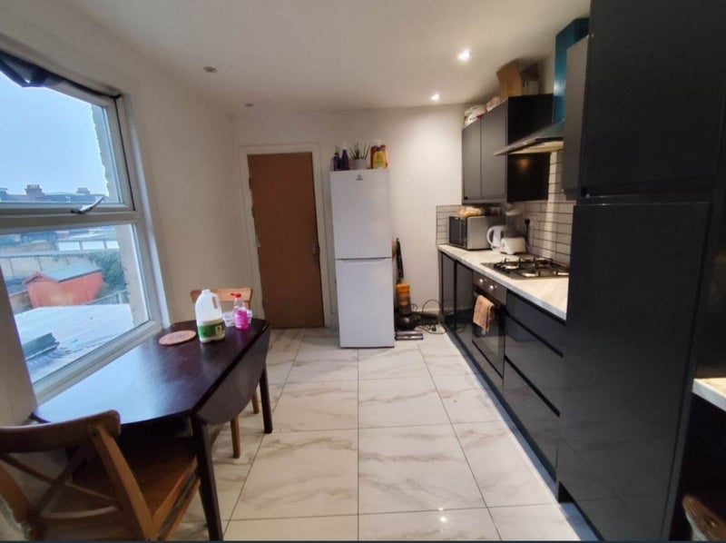Room Queens Road in Greater London