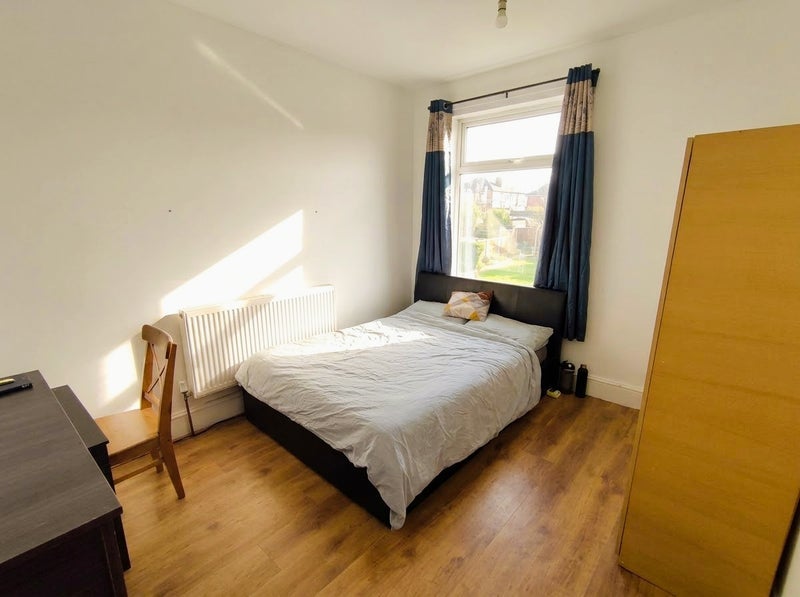Room Queens Road in Greater London
