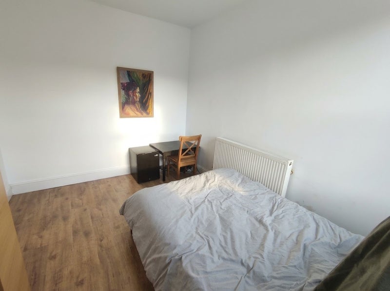 Room Queens Road in Greater London
