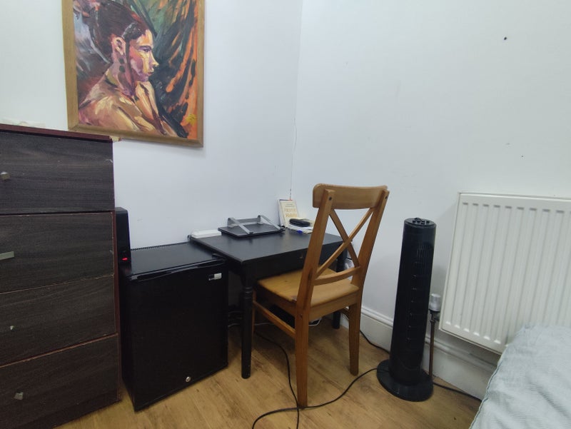 Room Queens Road in Greater London