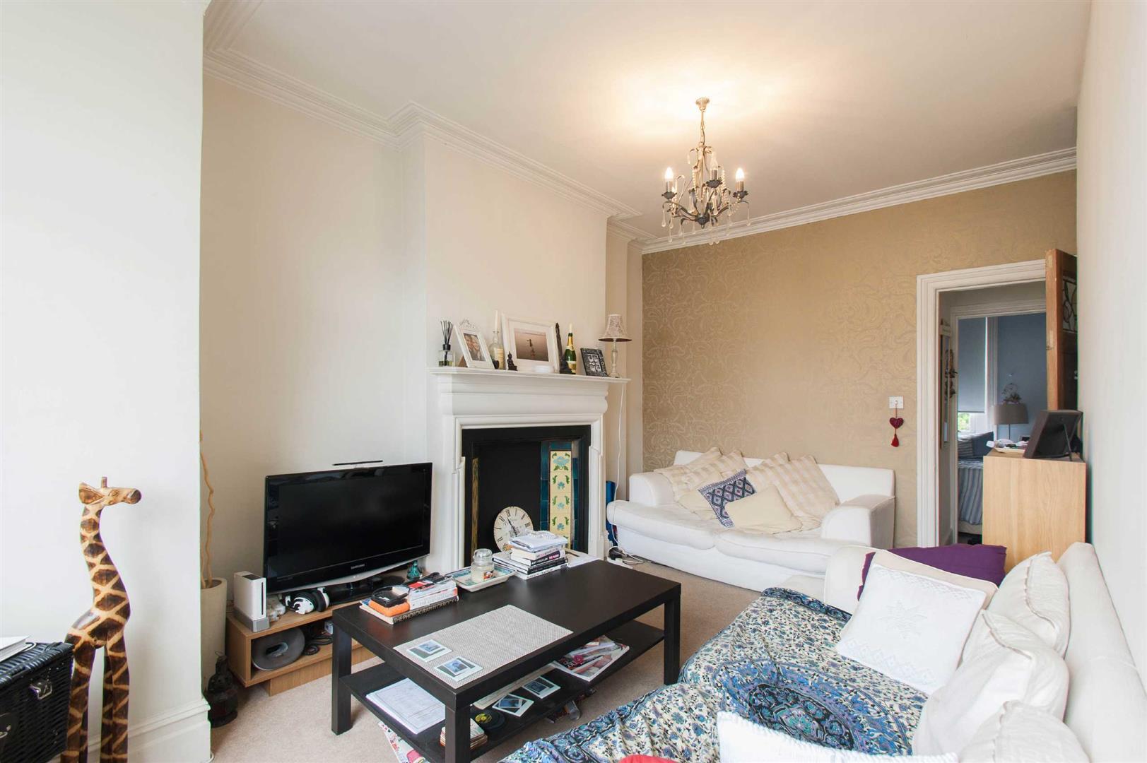 Flat Nemoure Road in Greater London