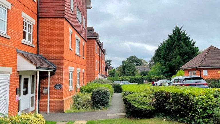Flat Heathside Road in Woking