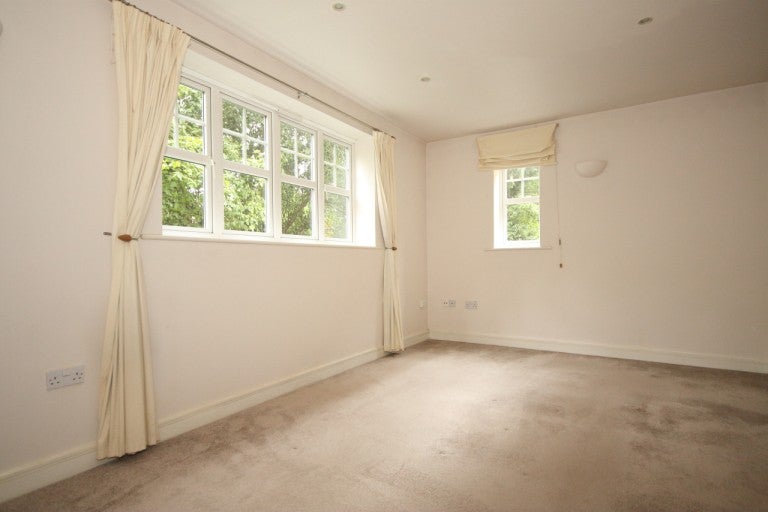 Flat Heathside Road in Woking