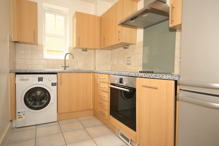 Flat Heathside Road in Woking