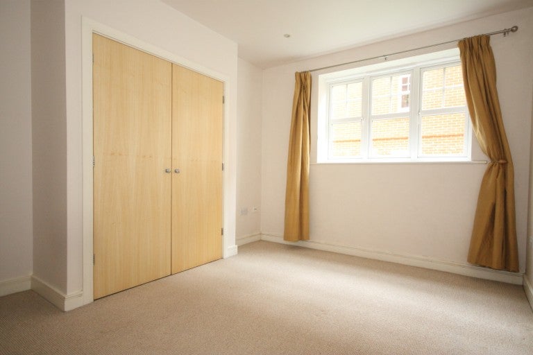 Flat Heathside Road in Woking
