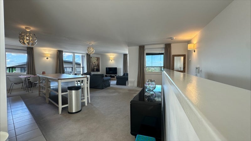 Room Empire Way in Greater London