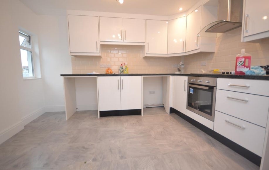 Flat Waverley Road in Reading
