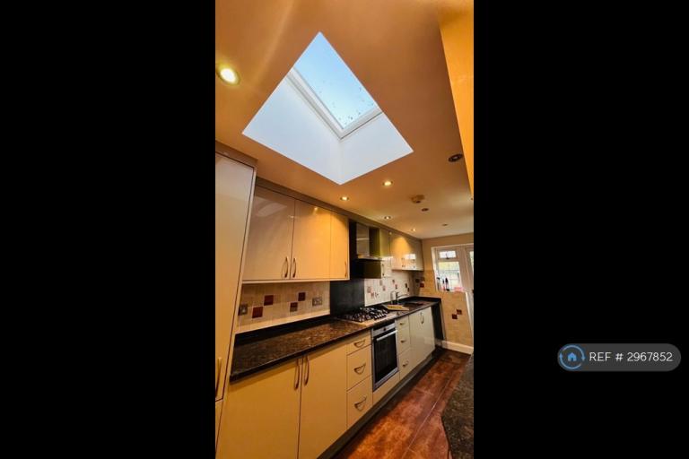 Room Warden Avenue in Greater London