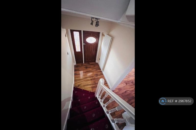 Room Warden Avenue in Greater London
