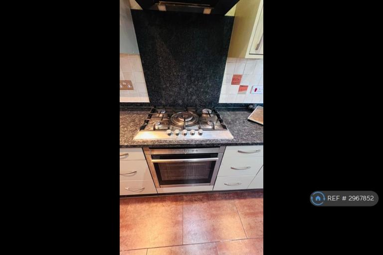 Room Warden Avenue in Greater London
