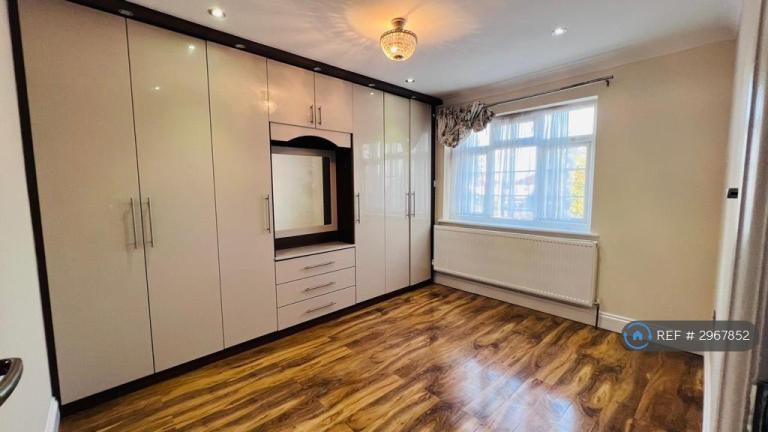 Room Warden Avenue in Greater London