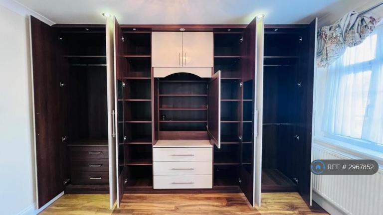 Room Warden Avenue in Greater London