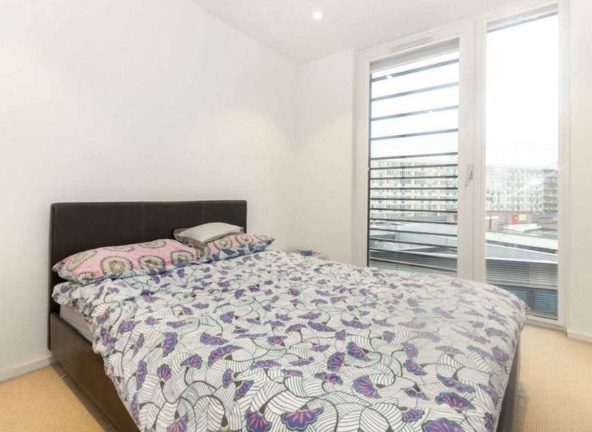 Flat Buckhold Road in Greater London