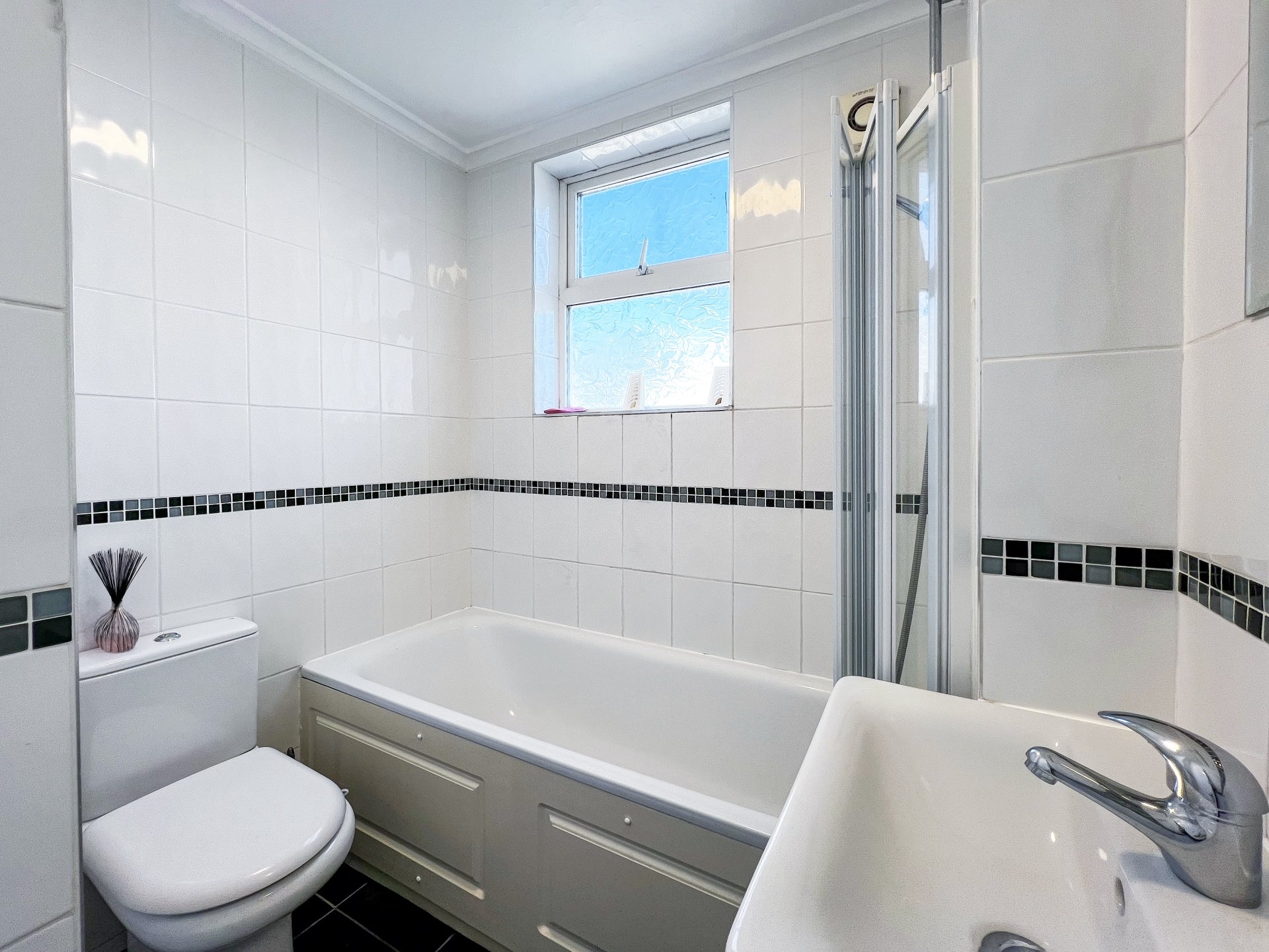 Flat Olive Road in Greater London