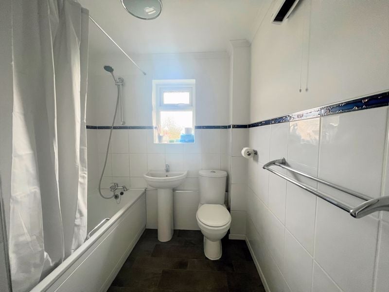 Flat Stapylton Road in Greater London