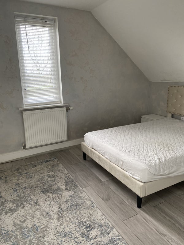 Room Parkes Avenue in Locking Parklands