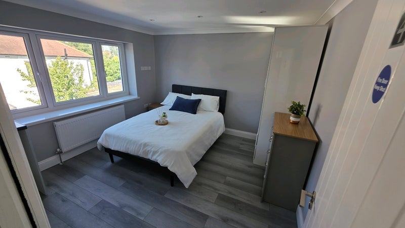 Room Cleveley Crescent in Greater London