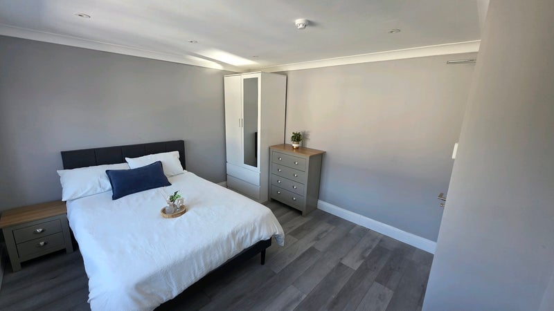Room Cleveley Crescent in Greater London