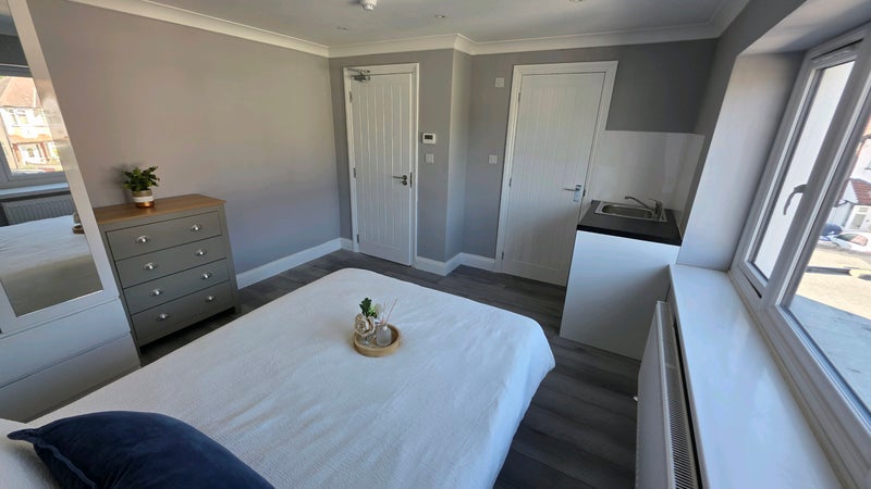 Room Cleveley Crescent in Greater London