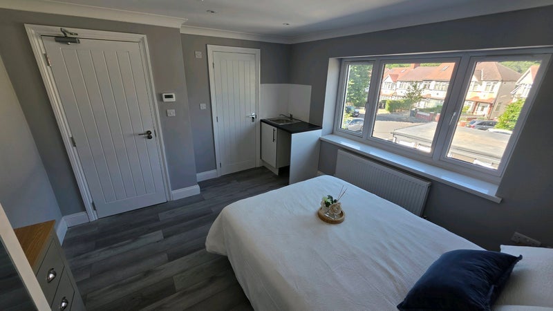 Room Cleveley Crescent in Greater London
