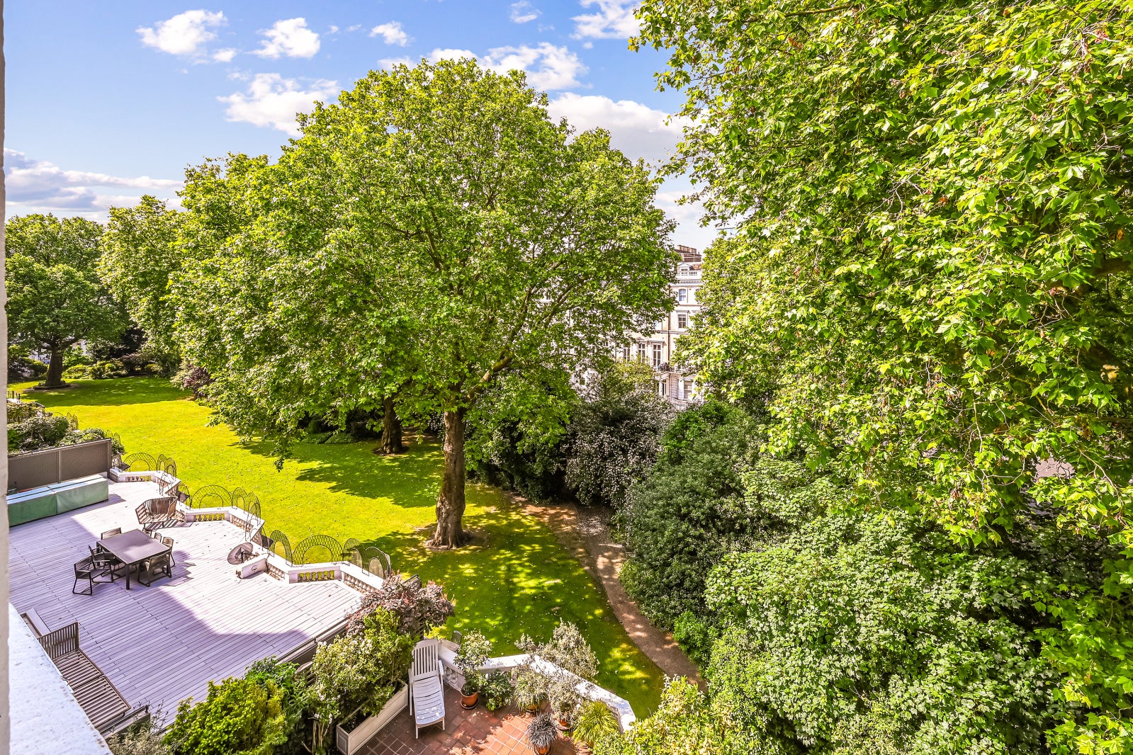Flat Onslow Gardens in Greater London