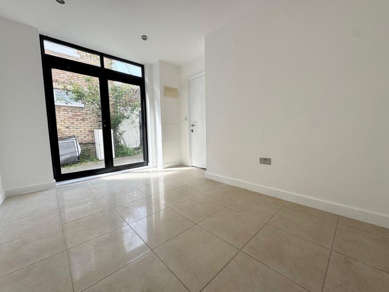 Room Holloway Road in Greater London