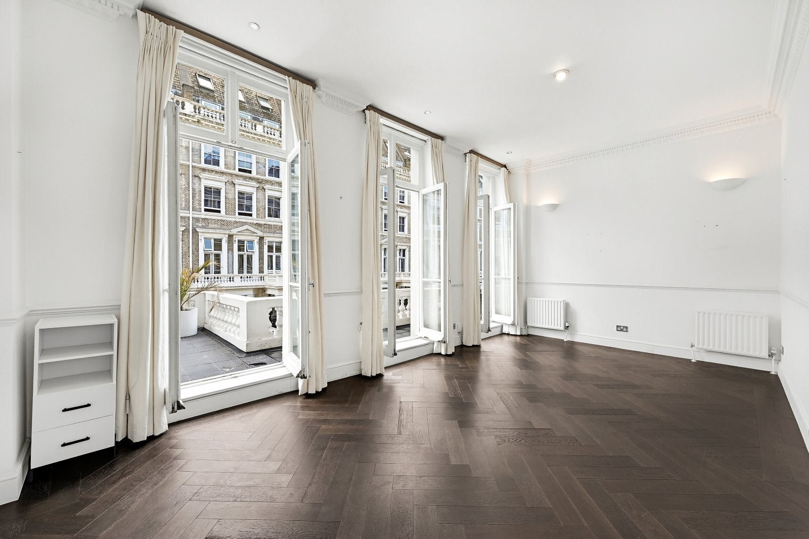 Flat Manson Place in Greater London