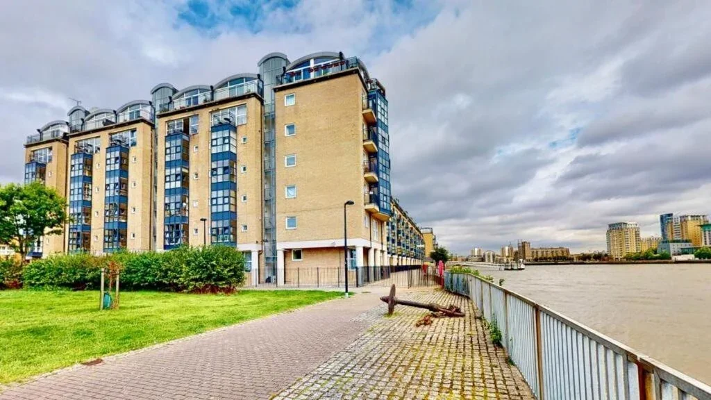 Flat Rotherhithe Street in Greater London