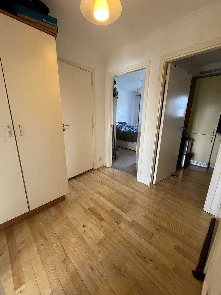 Flat Rotherhithe Street in Greater London