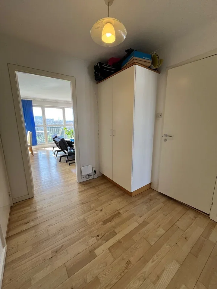 Flat Rotherhithe Street in Greater London