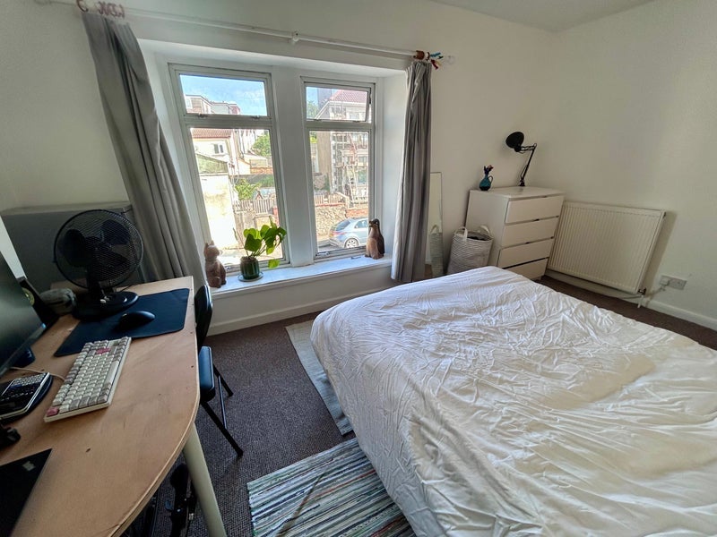 Room Whiteway Road in Bristol