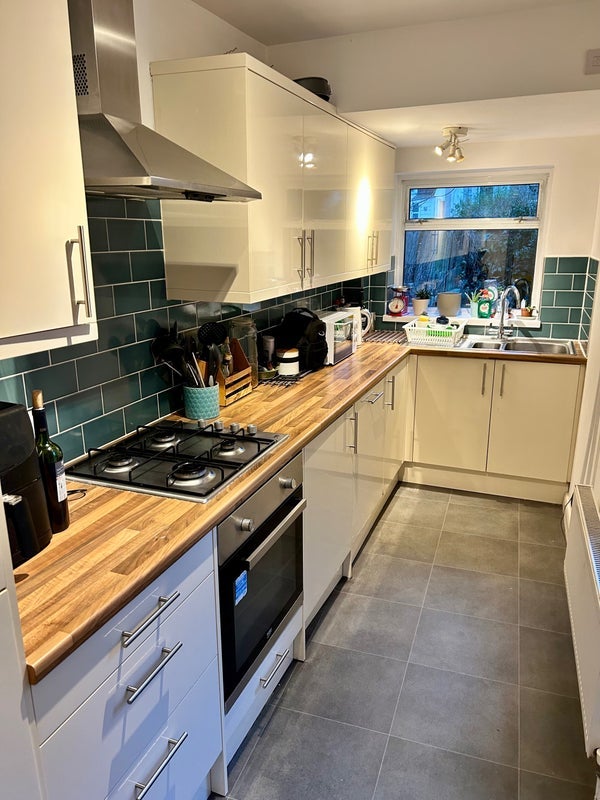 Room Whiteway Road in Bristol