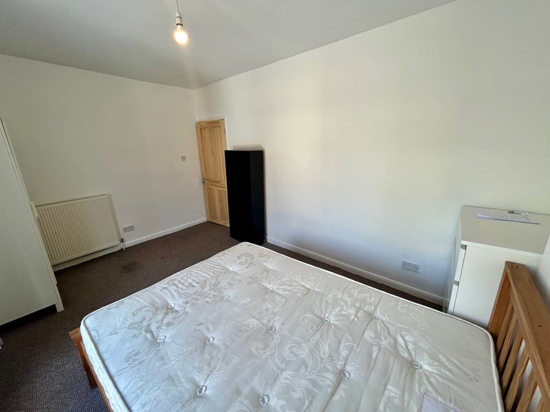 Room Whiteway Road in Bristol