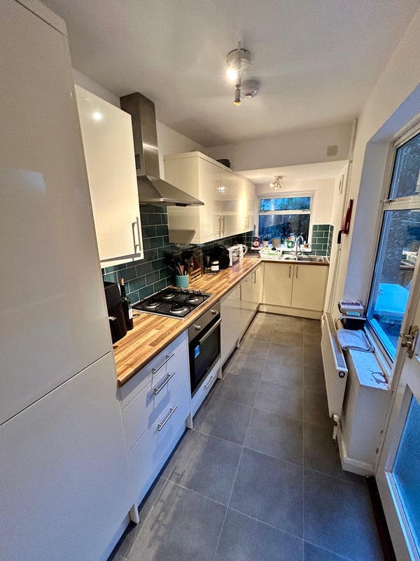 Room Whiteway Road in Bristol