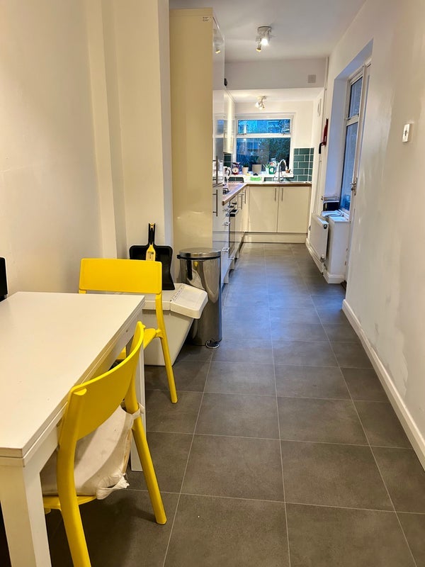 Room Whiteway Road in Bristol