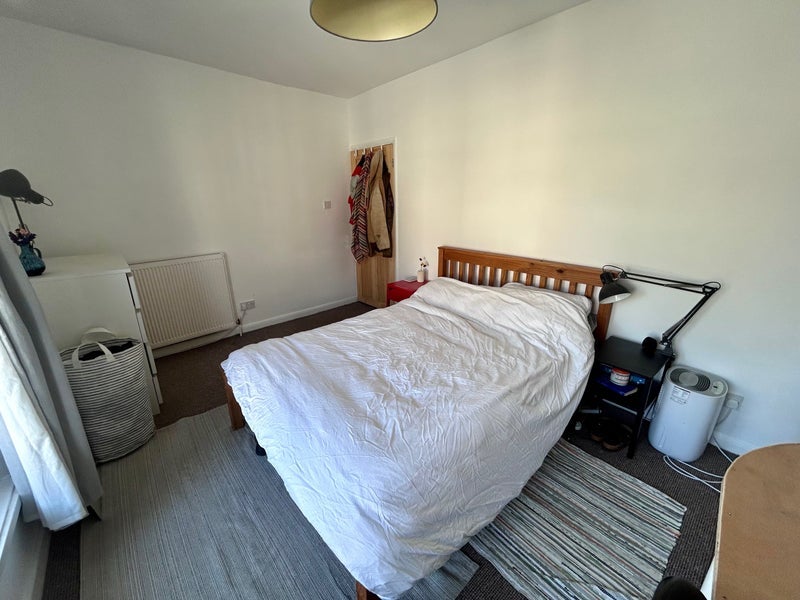 Room Whiteway Road in Bristol