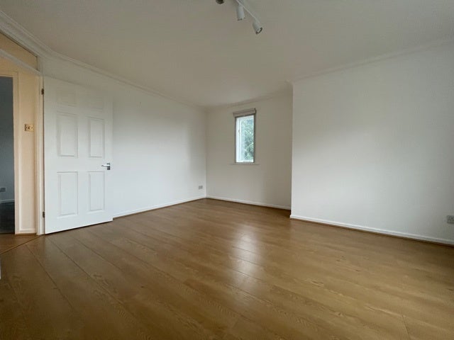 Flat Beacon Gate in Greater London