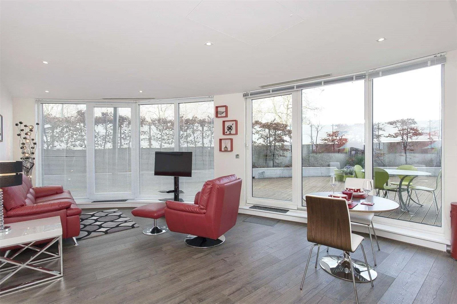 Flat Queenstown Road in Greater London