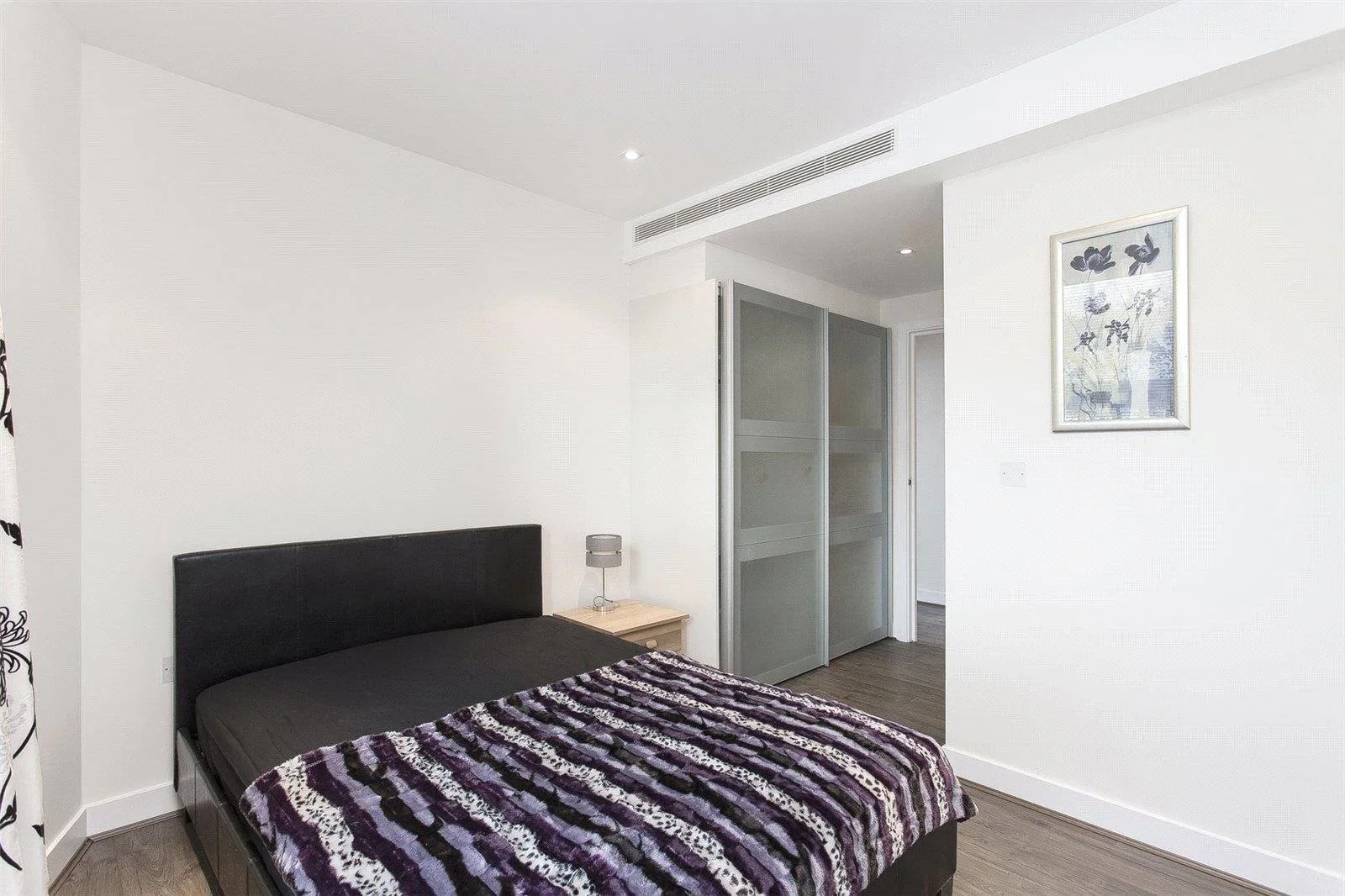 Flat Queenstown Road in Greater London