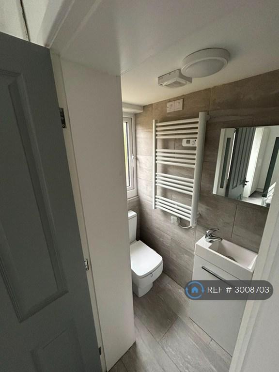 Room The Avenue in Stoke-on-Trent
