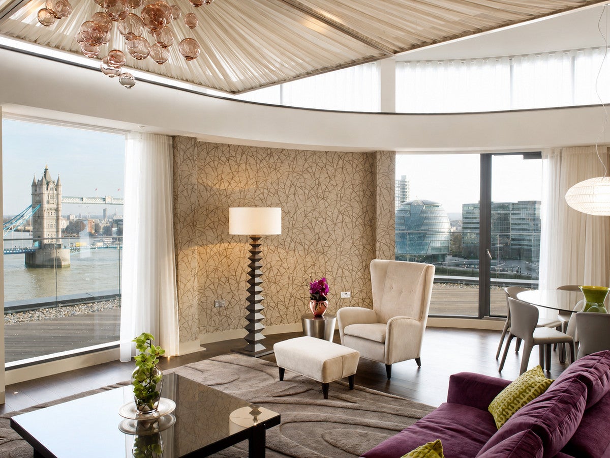 Flat Lower Thames Street in City of London