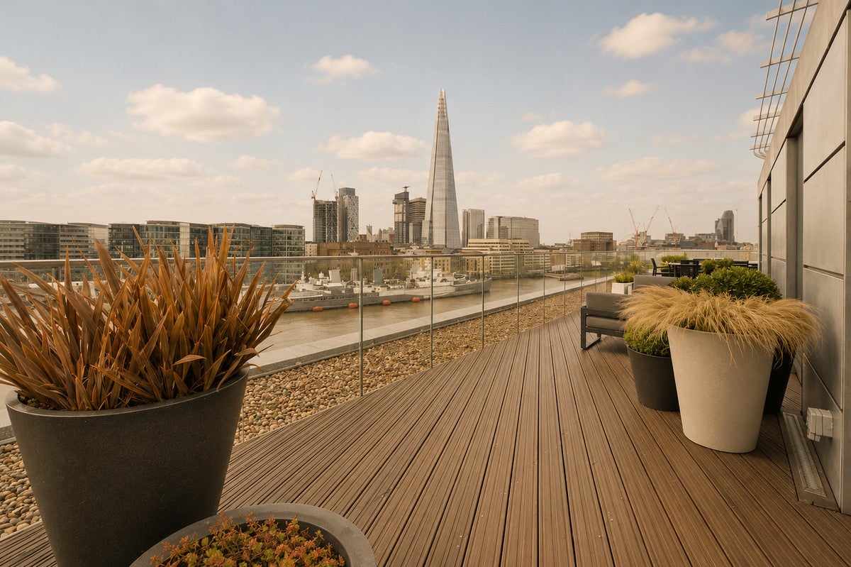 Flat Lower Thames Street in City of London