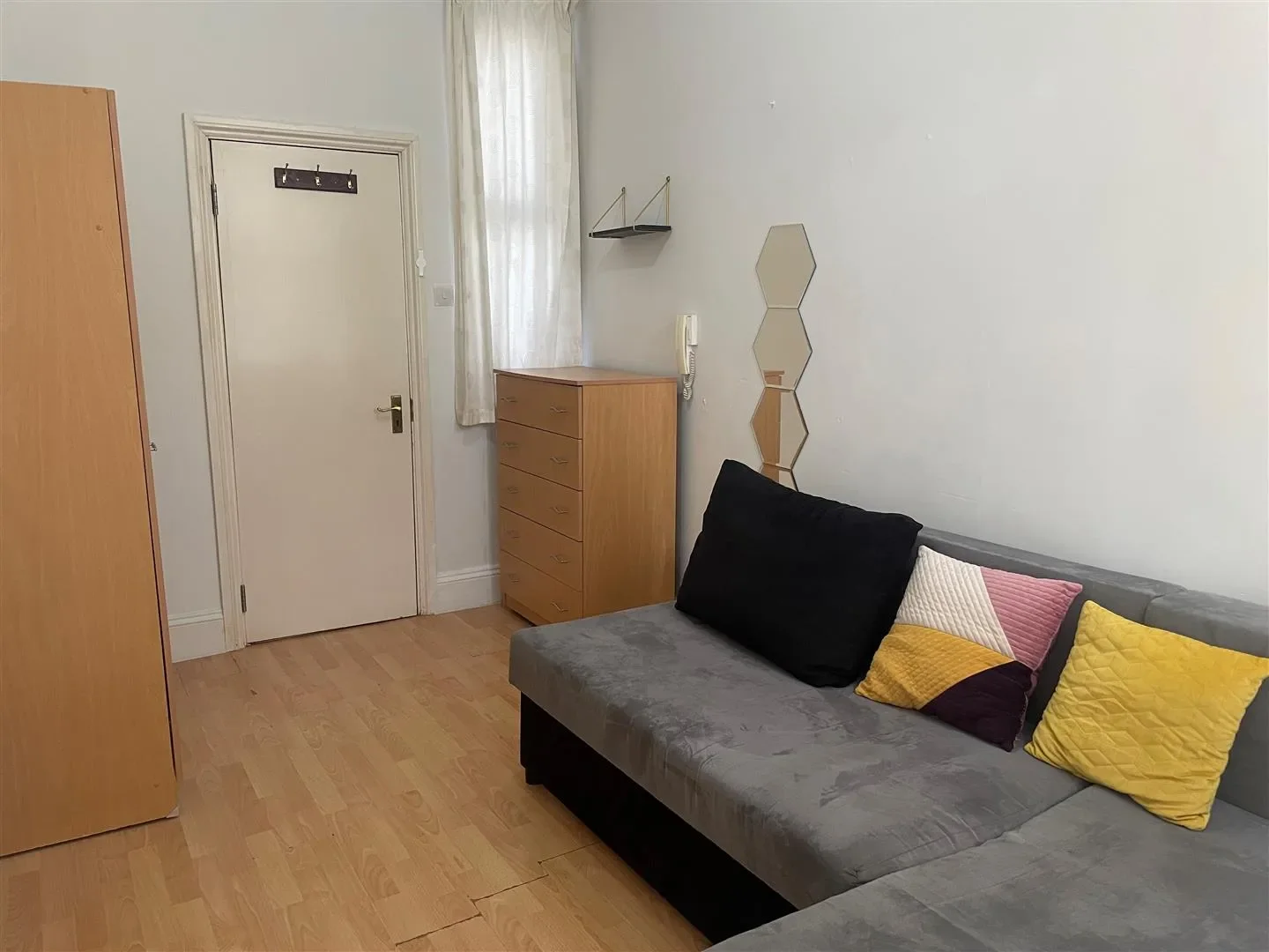 Flat Melrose Avenue in Greater London